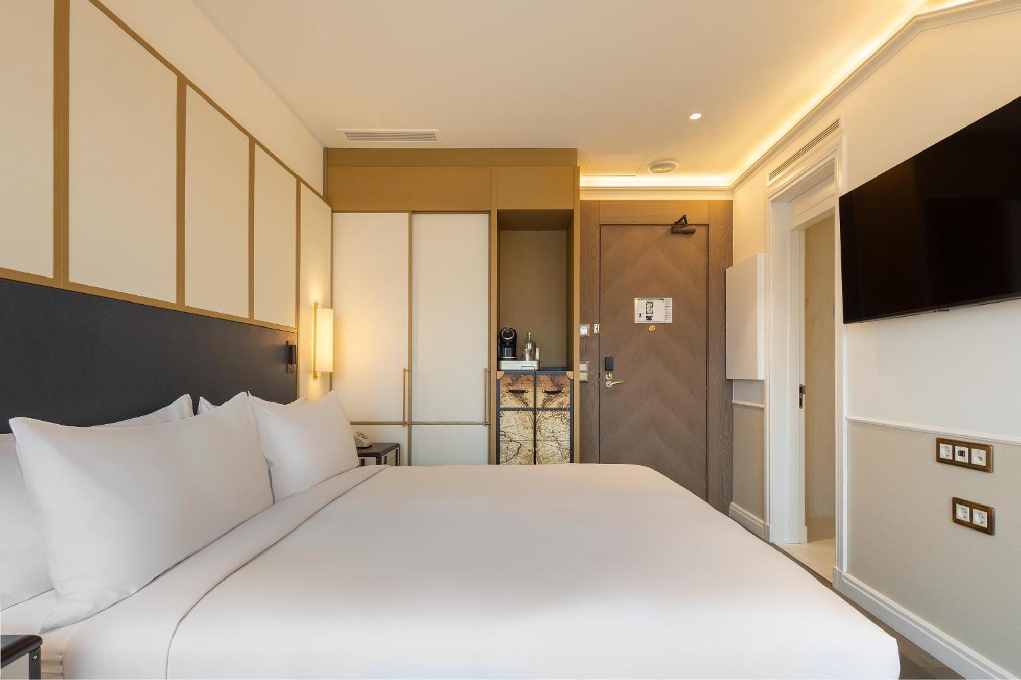 The Emerald House - Curio Collection By Hilton Lisboa